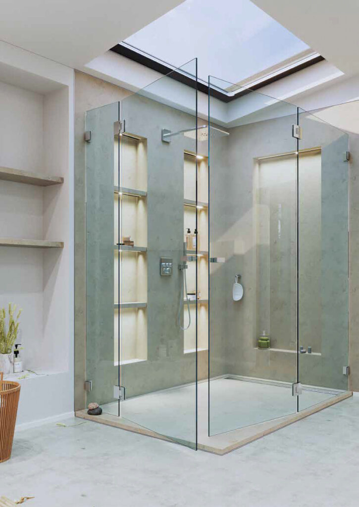 Badkamer met frameloze glazen douchewand, XTREME-scharnieren
