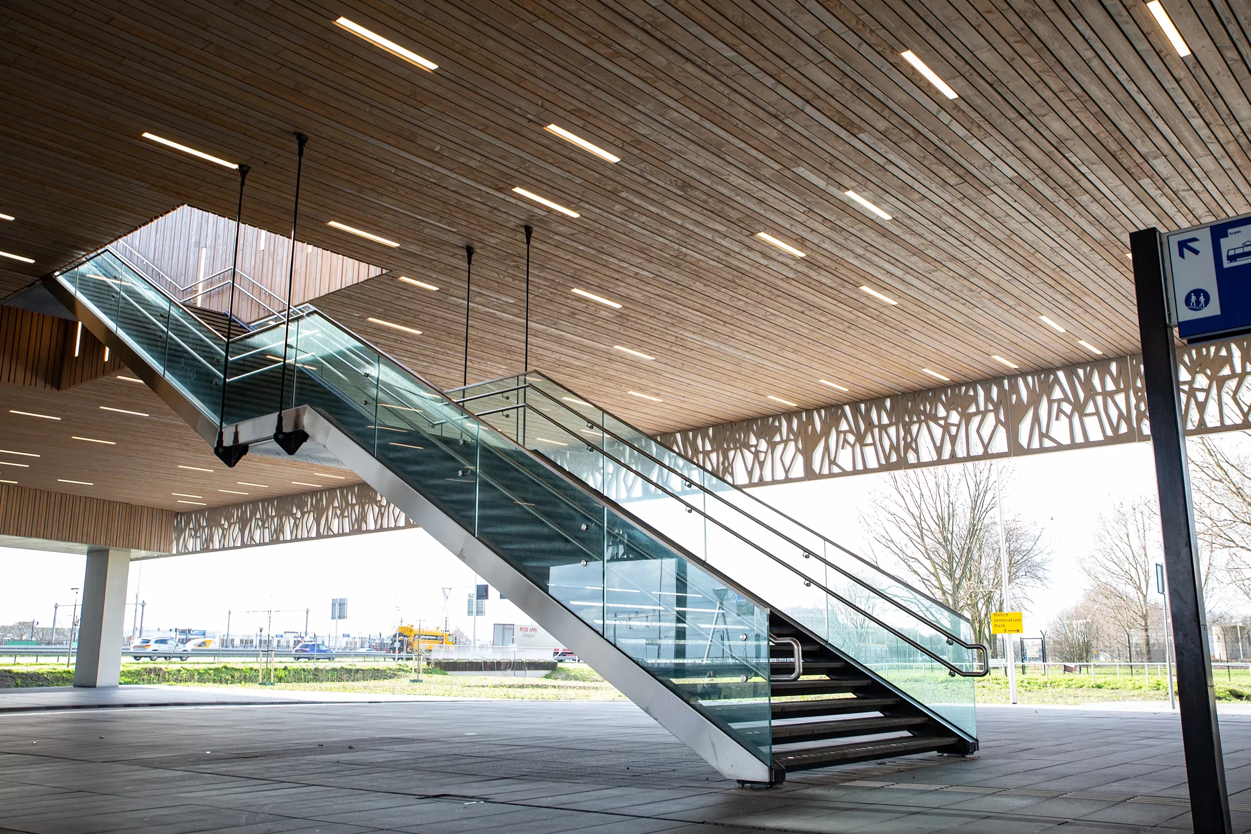 ONLEVEL referentie: NS-station Bleizo met glazen balustrades