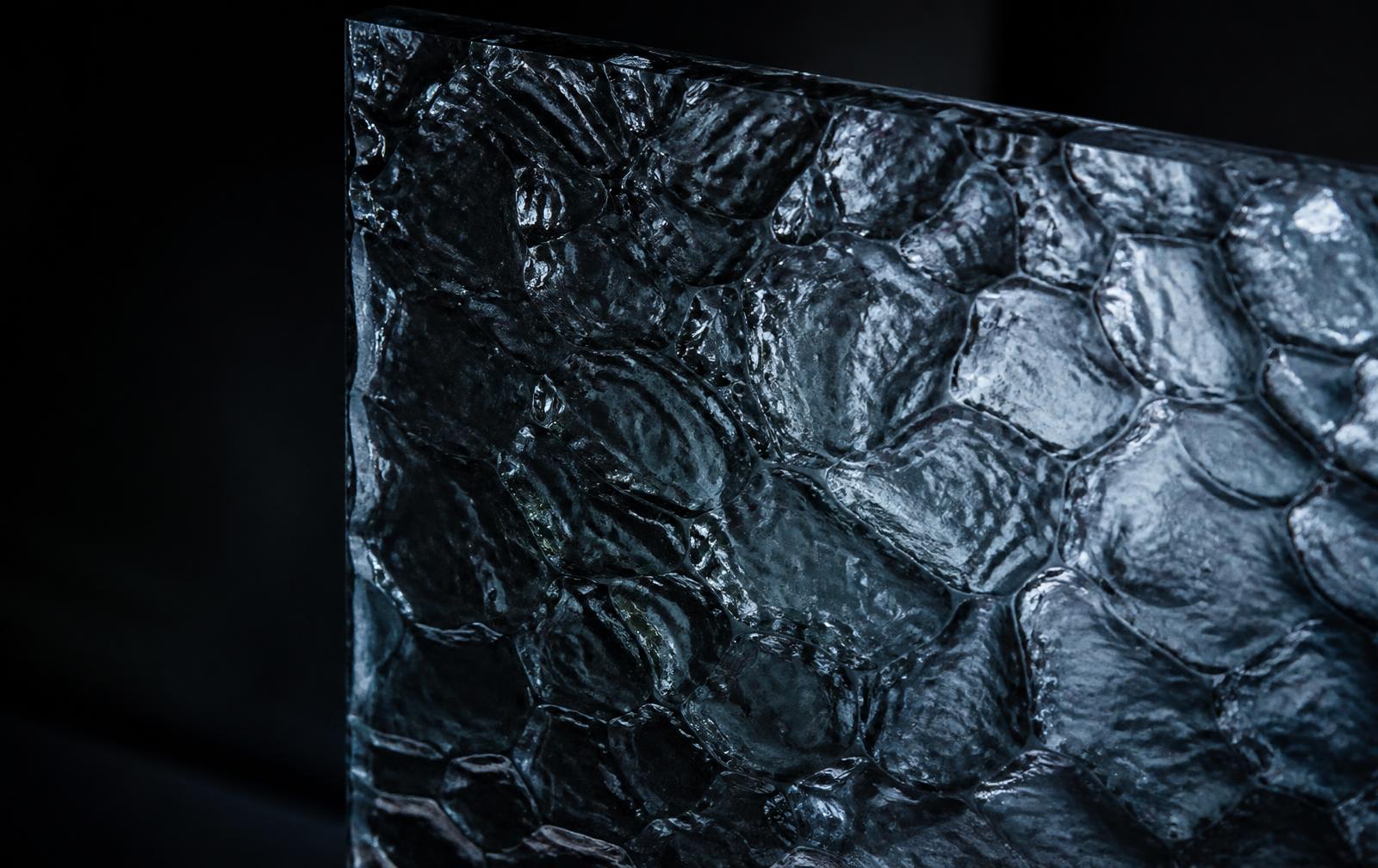 Figuurglas met reliëfstructuur in strijklicht