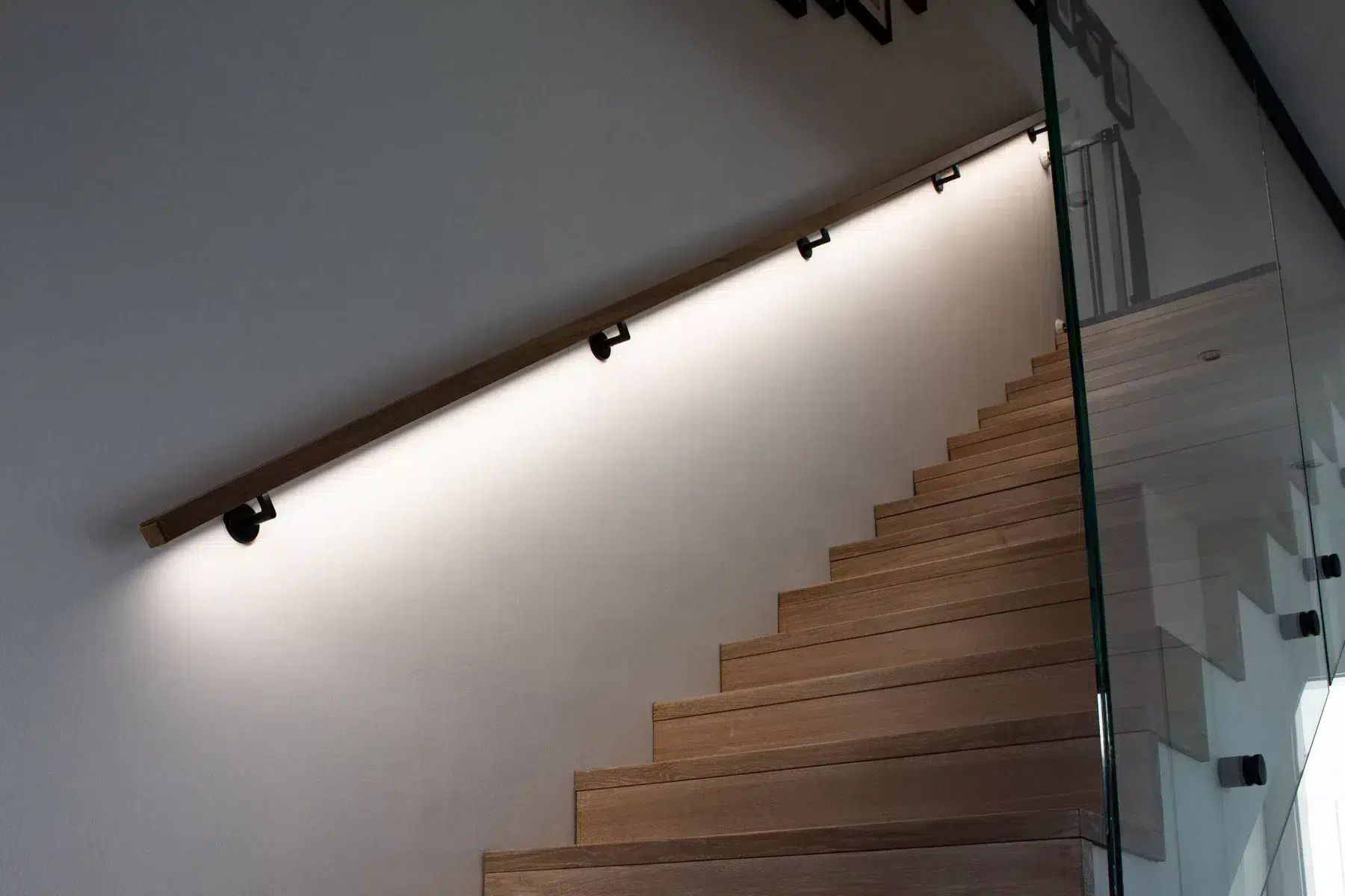 Trap met verlichte handleuning en glazen valbeveiliging, ONLEVEL project Haan
