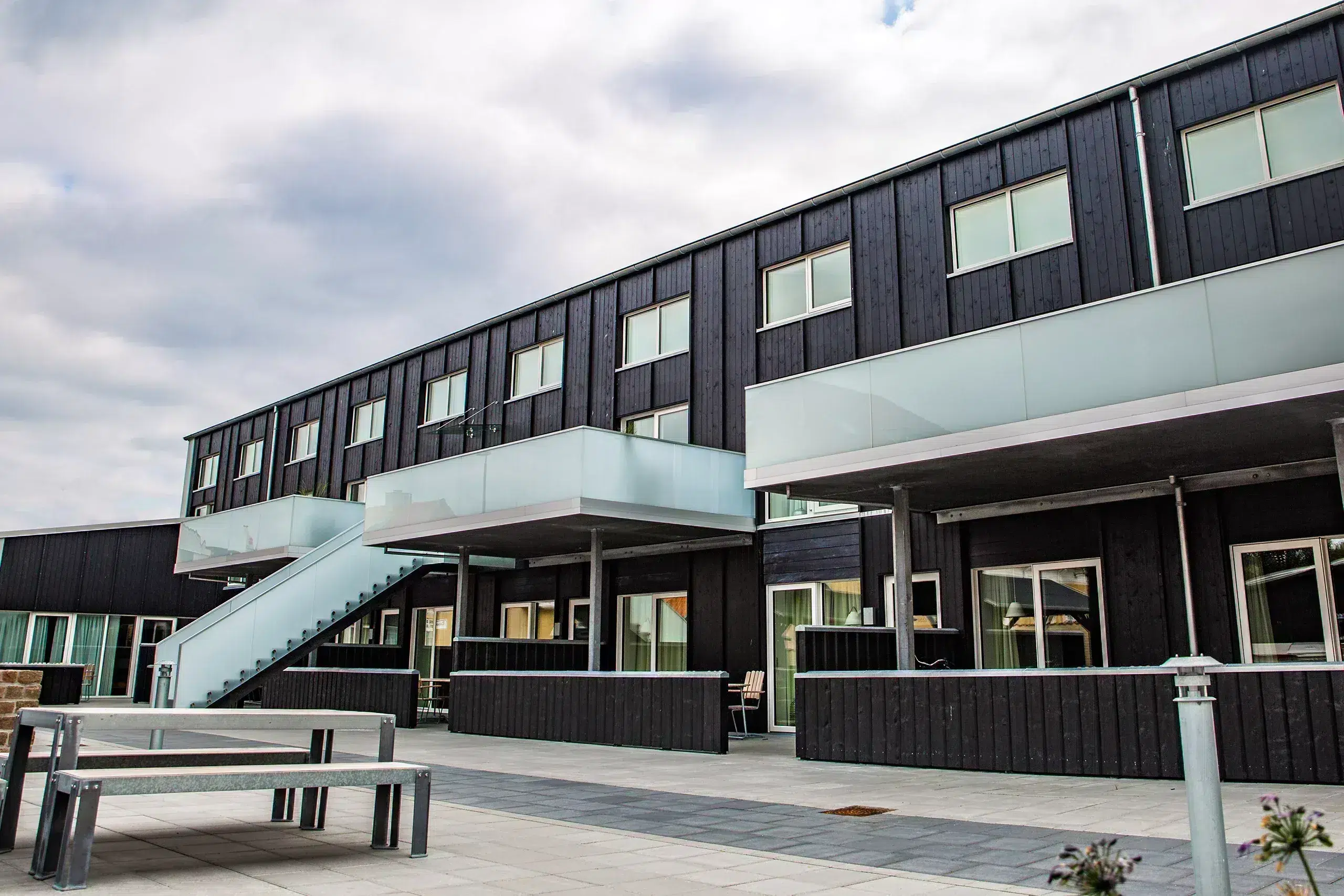 Appartementen met glazen balustrades langs trap en balkons — ONLEVEL project Skagen
