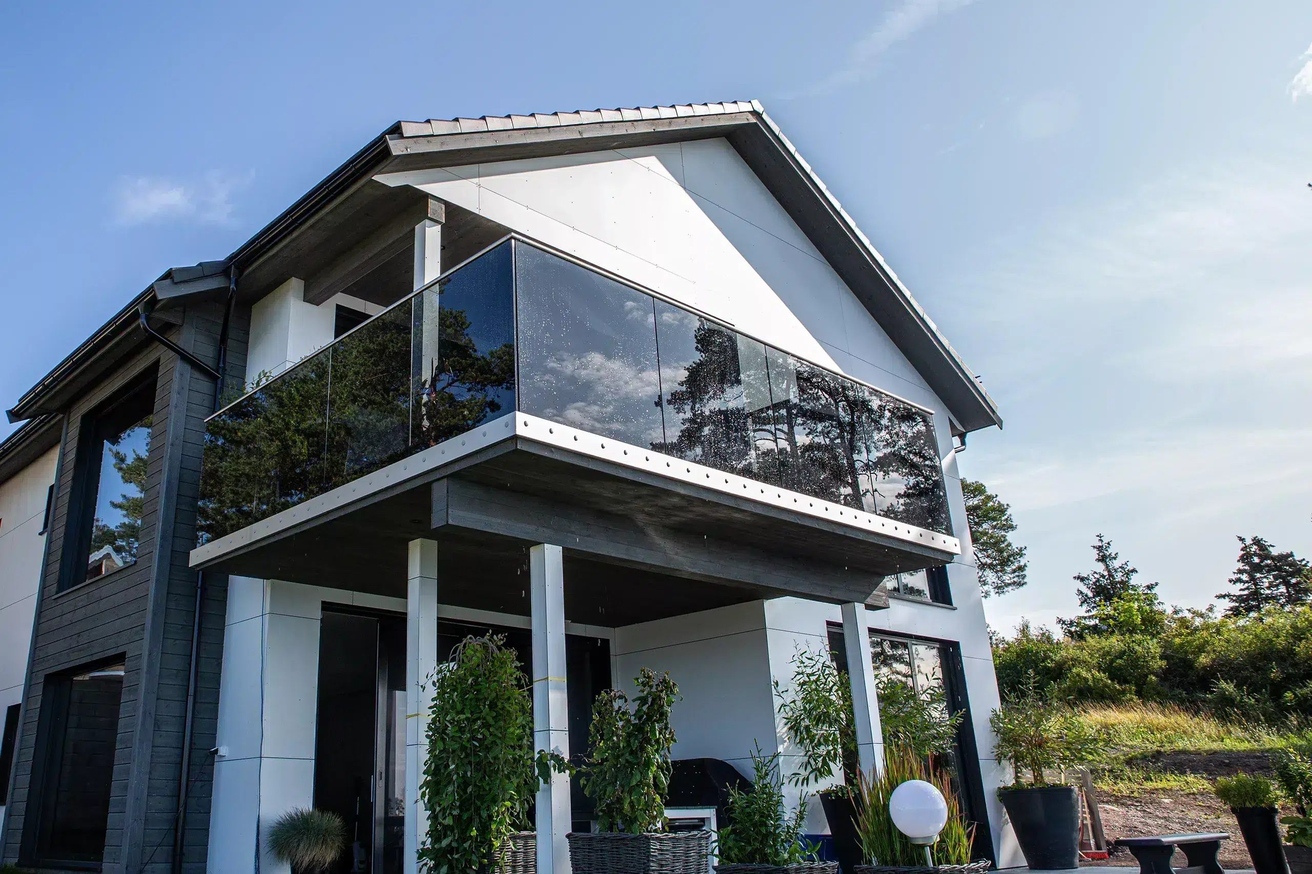Modern woonhuis met balkon en getinte glazen balustrade — ONLEVEL project
